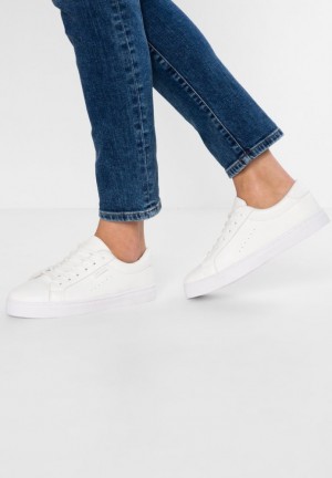Adidasi Dama Anna Field Trainers Albi | 19238-YQJS