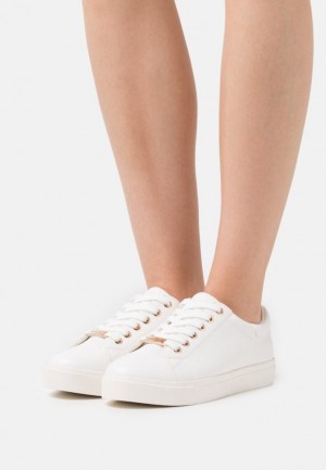Adidasi Dama Anna Field Trainers Albi | 25317-JXUZ